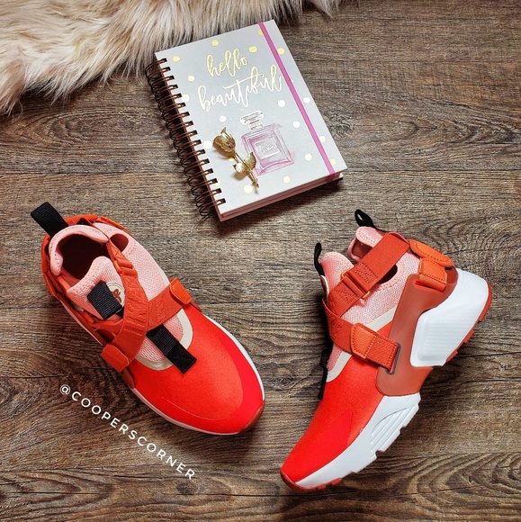 Nike Shoes - NEW Nike Huarache City